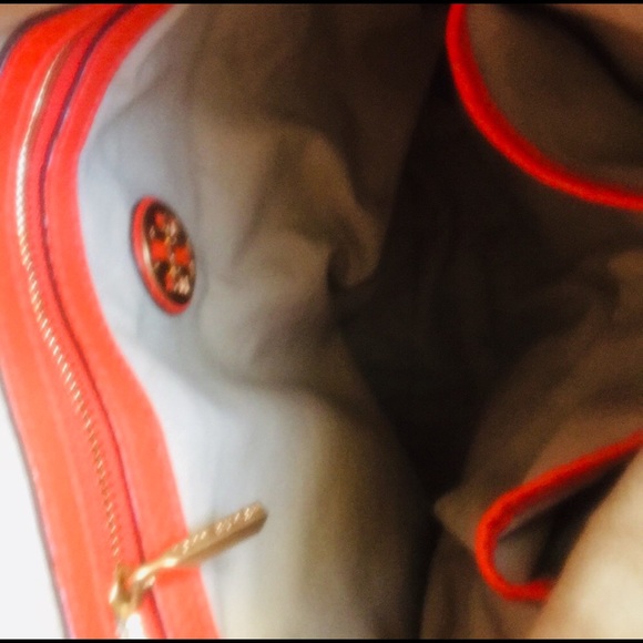 Tory Burch
Gorgeous fire orange Tory Burch Set!!! Bag $350 now - Picture 5 of 7